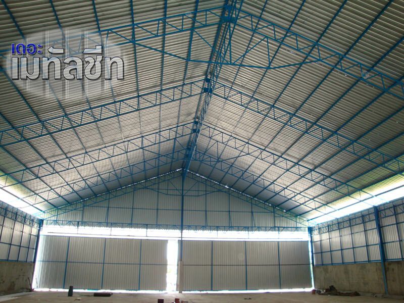 โครงถักเหล็กภายในโกดังพร้อมแผ่นโปร่งแสง