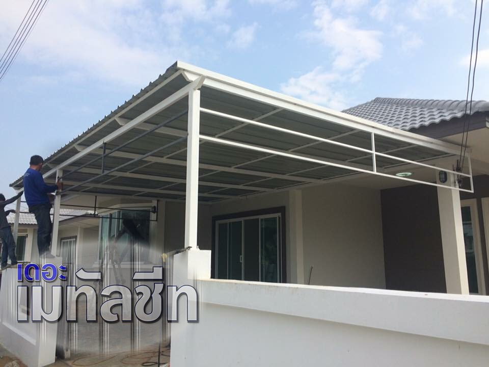 ทีมช่างติดตั้งกันสาดโครงเหล็กขาวหน้าบ้านโมเดิร์น